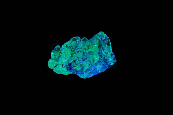 Siyah bir sırt üzerinde ultraviyole ışık altında makro mineral taş opal — Stok fotoğraf