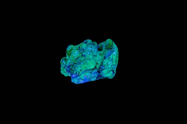 Ópalo de piedra mineral macro bajo luz ultravioleta en una espalda negra —  Fotos de Stock