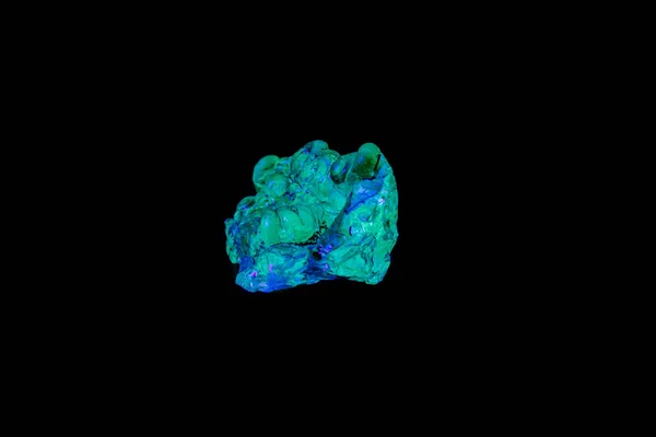 Siyah bir sırt üzerinde ultraviyole ışık altında makro mineral taş opal — Stok fotoğraf