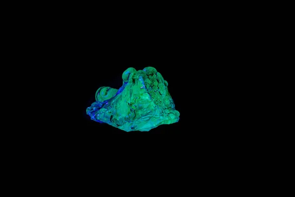 Siyah bir sırt üzerinde ultraviyole ışık altında makro mineral taş opal — Stok fotoğraf