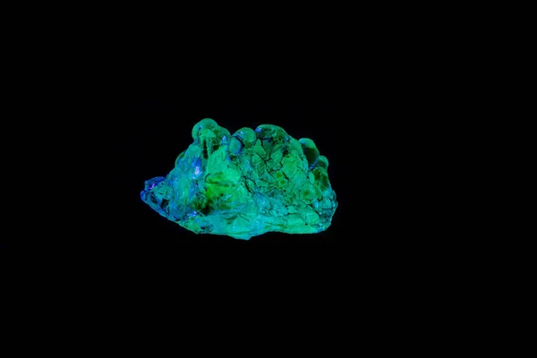 Siyah bir sırt üzerinde ultraviyole ışık altında makro mineral taş opal — Stok fotoğraf