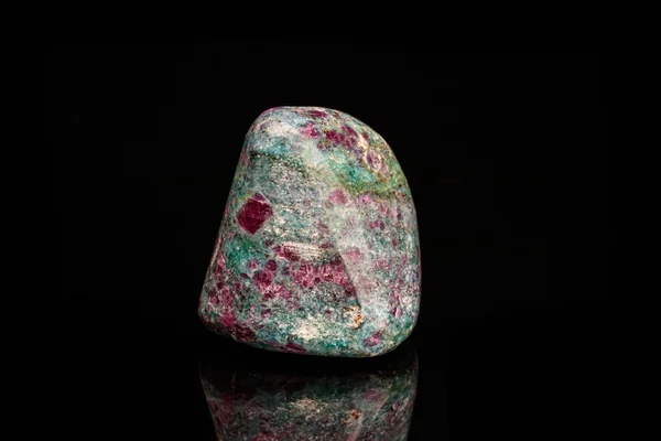 Macro mineral pedra rubi fundo preto — Fotografia de Stock
