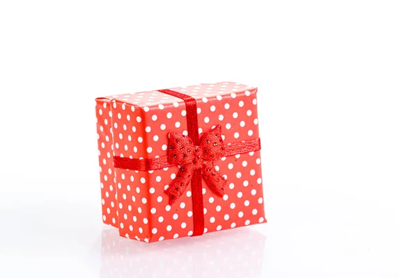 Güzel yeni yıl kırmızı hediye kutuları beyaz arka planda — Stok fotoğraf