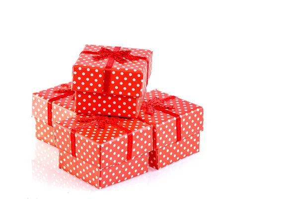 Hermoso año nuevo rojo cajas de regalo sobre fondo blanco —  Fotos de Stock