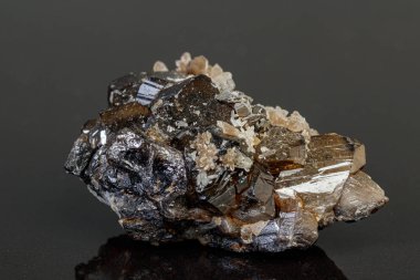 Gri arkaplandaki makro mineral kasiterit taşı 