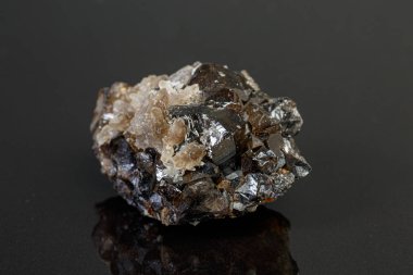 Gri arkaplandaki makro mineral kasiterit taşı 