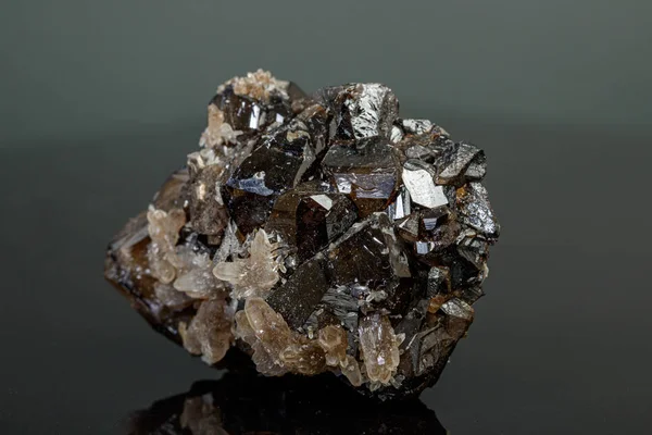 灰色背景的大矿物锡石 — 图库照片
