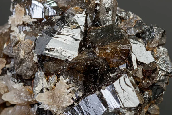Gri arkaplandaki makro mineral kasiterit taşı — Stok fotoğraf