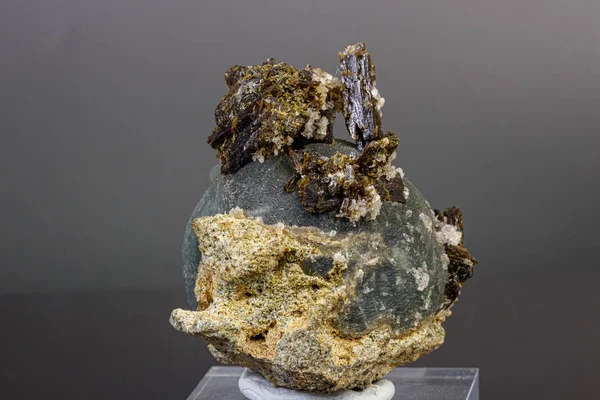 Makró ásványi kő Prehnite Epidote szürke alapon — Stock Fotó