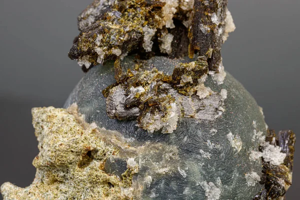 Pietra macrominerale Prehnite su Epidoto su sfondo grigio — Foto Stock