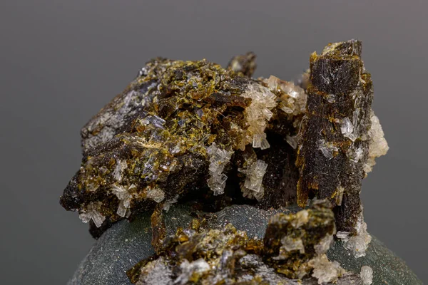 Makro minerální kámen Prehnite na Epidote na šedém pozadí — Stock fotografie