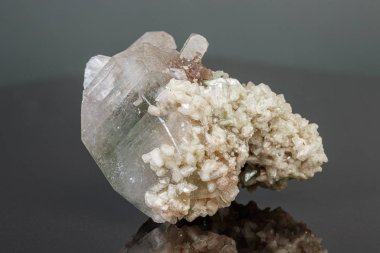 Gri bir arka planda makro mineral taşı Apophyllite durgun
