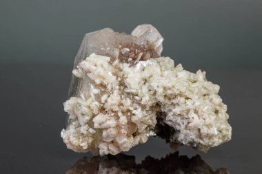 Gri bir arka planda makro mineral taşı Apophyllite durgun