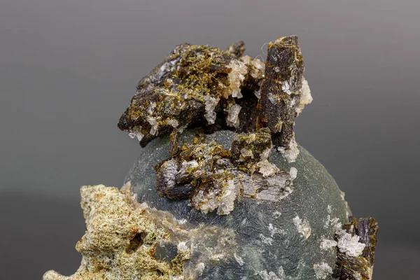 Makró ásványi kő Prehnite Epidote szürke alapon — Stock Fotó