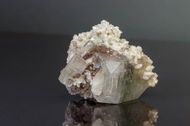 Gri bir arka planda makro mineral taşı Apophyllite durgun