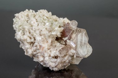 Gri bir arka planda makro mineral taşı Apophyllite durgun