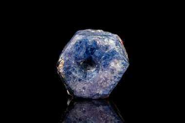 Siyah arka planda makro mineral taş safiri