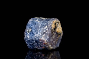 Siyah arka planda makro mineral taş safiri