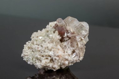 Gri bir arka planda makro mineral taşı Apophyllite durgun