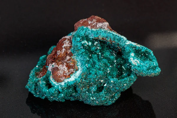 Pedra mineral macro Dioptase em um fundo cinza — Fotografia de Stock