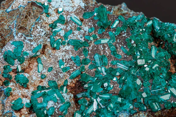 Makro kamień mineralny Dioptaza na szarym tle — Zdjęcie stockowe