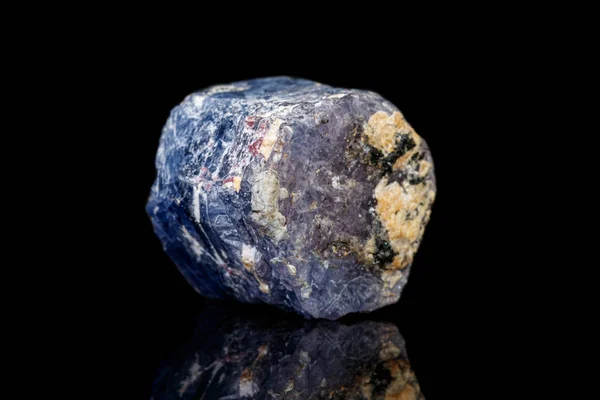 Makro mineral sten safir på en svart bakgrund — Stockfoto