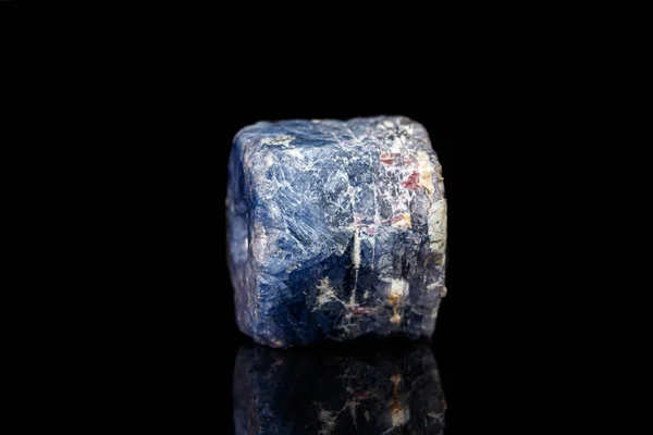 Zafiro de piedra mineral macro sobre un fondo negro — Foto de Stock