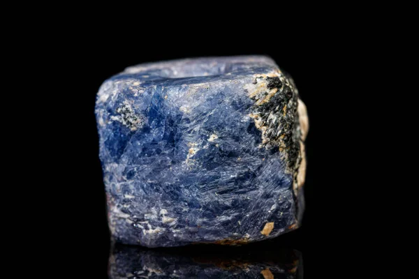 Сапфир из минерального камня на черном фоне — стоковое фото