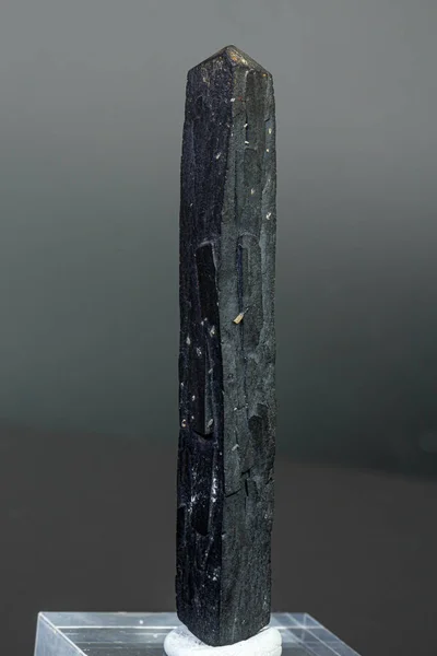 Makro kamień mineralny Ilvaite na szarym tle — Zdjęcie stockowe