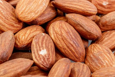 Beyaz arka planda makro badem fıstıkları