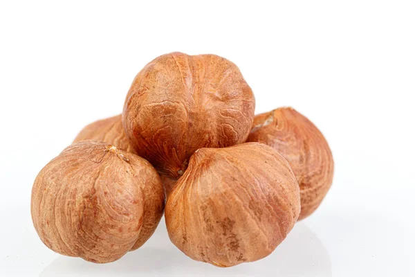 Makro lískové ořechy na bílém pozadí — Stock fotografie