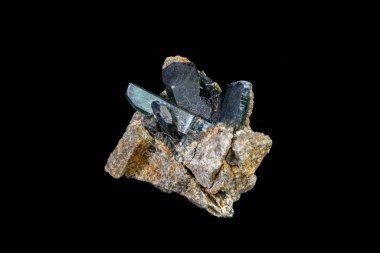 Gri arkaplanda Macro mineral taşı Vivianite