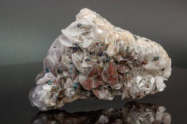 Gri bir Backgro üzerinde Chalcopyrite bulunan Macro Calcite Taş Madenleri