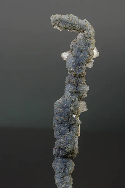 Calcedonia de piedra mineral macro con stelbite en un fondo gris —  Fotos de Stock