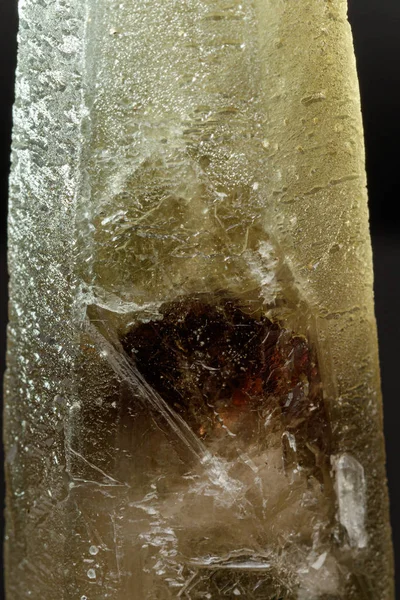 Pedra mineral macro Prase com fantasma ametista em um backgr cinza — Fotografia de Stock