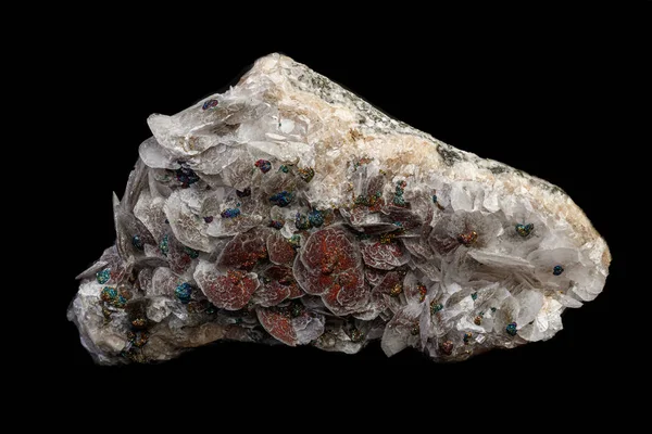 Макро-кальцитовый камень с халкопиритом на сером заднем плане — стоковое фото