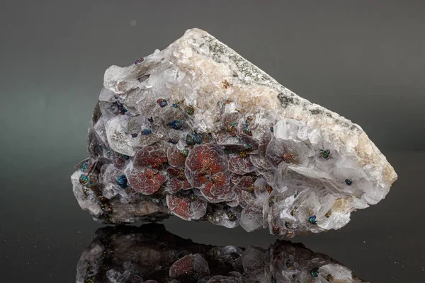 Minerali di Pietra di Macro Calcite con Calcopirite su Fondo Grigio — Foto Stock