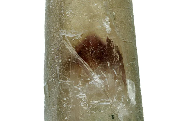 Πέτρα μεταλλικής πέτρας μακρο Prase με το φάντασμα αμέθυστου σε λευκό φόντο — Φωτογραφία Αρχείου