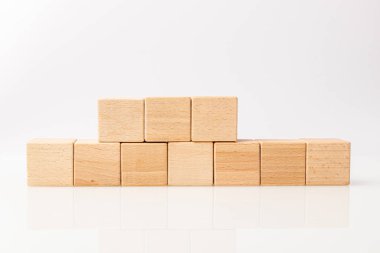 Beyaz arkaplanda tahta küpler 