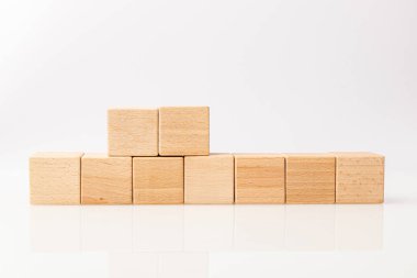 Beyaz arkaplanda tahta küpler 