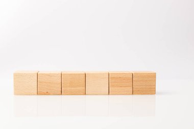 Beyaz arkaplanda tahta küpler 