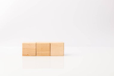 Beyaz arkaplanda tahta küpler 