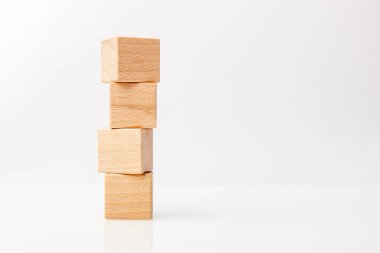 Beyaz arkaplanda tahta küpler 