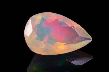 makro mineral taşı siyah arkaplandaki opal yüzeyi 