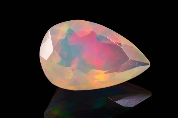 makro mineral taşı siyah arkaplandaki opal yüzeyi 