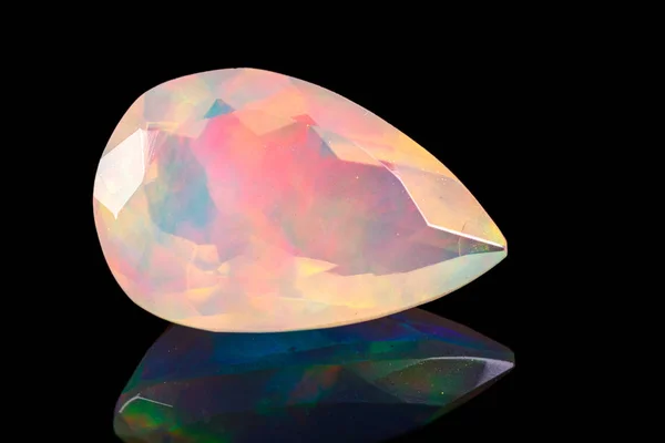 Batu mineral makro difaceted opal pada latar belakang hitam — Stok Foto