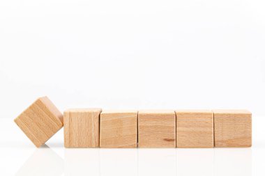 Beyaz arkaplanda tahta küpler 