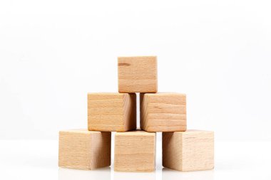 Beyaz arkaplanda tahta küpler 