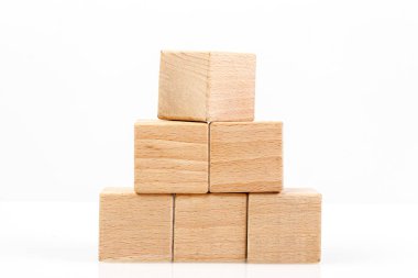 Beyaz arkaplanda tahta küpler 