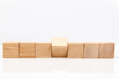 Beyaz arkaplanda tahta küpler 